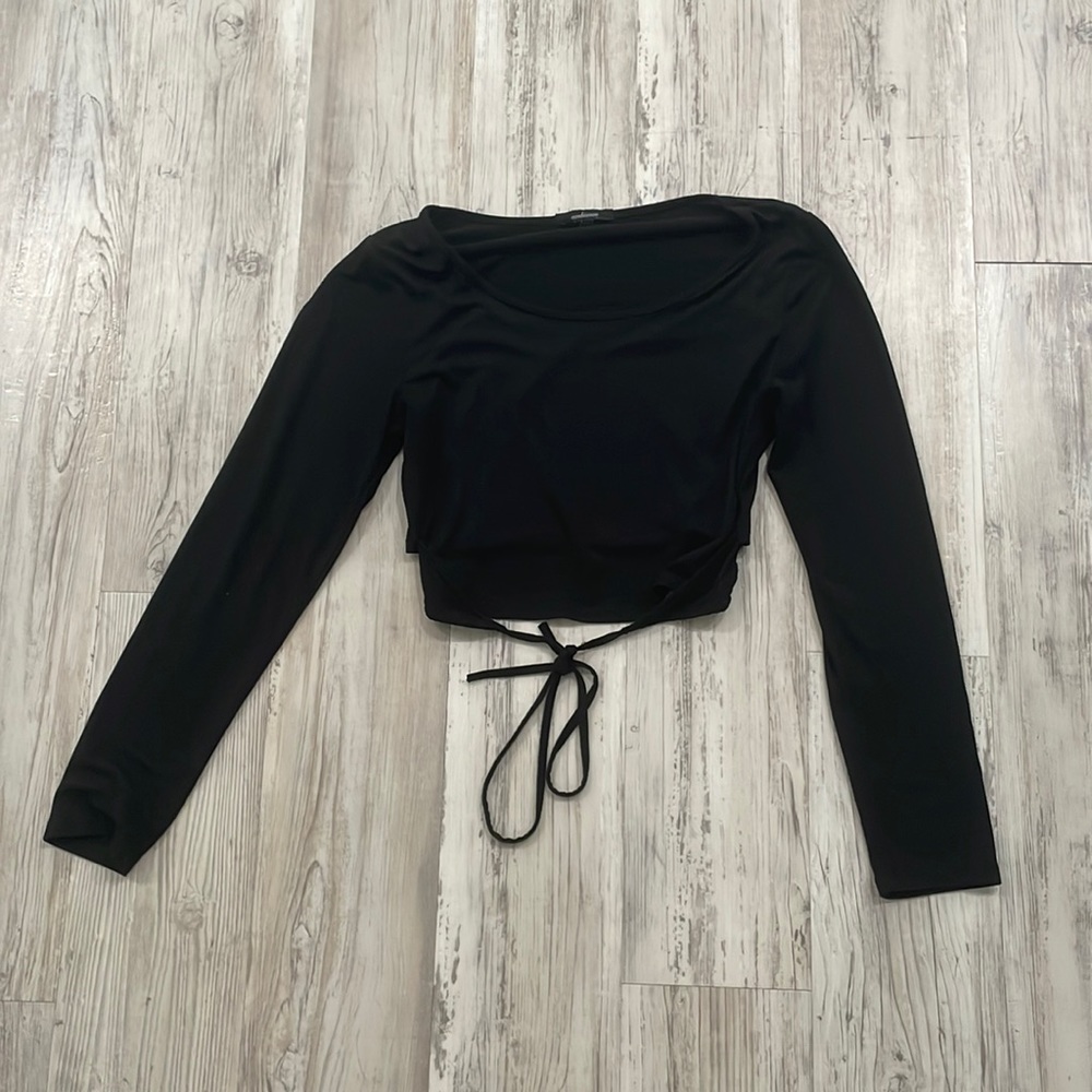 Black long sleeve cropped tee ties in the back, juniors size medium